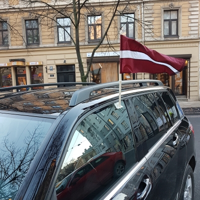 Latvijas auto karogs 50x25 cm ar statīvu 